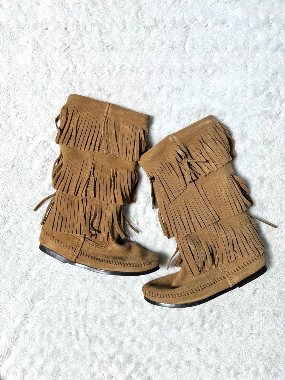 NIB- Minnetonka Moccasins Women’s 1637T 3 layer Fringe Seude Boots Taupe - Picture 2 of 16